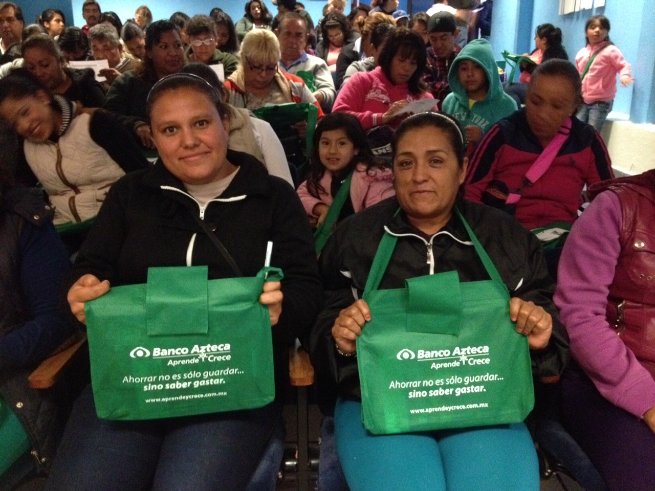 Mamas del CONALEP tomando taller y mostrando su kit de bienvenida